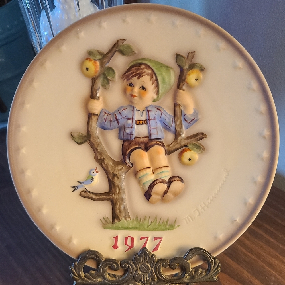 Goebel M.J. Hummel 1977 Annual 7-1/2" Plate in Bas Relief. Apple Tree Boy